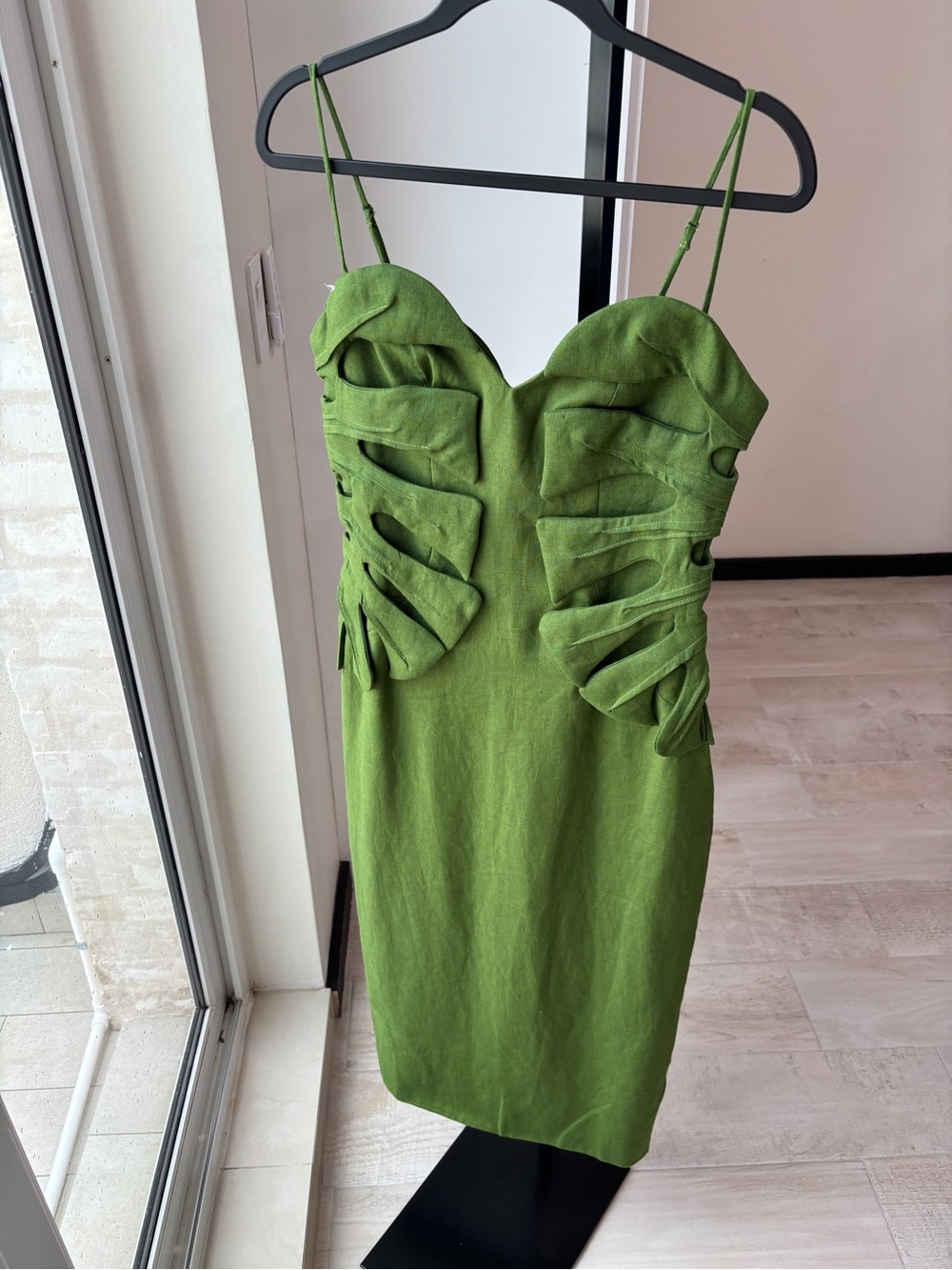 FARM Rio: GREEN MONSTERA LEAF SLEEVELESS
MAXI DRESS - Picture 9 of 11